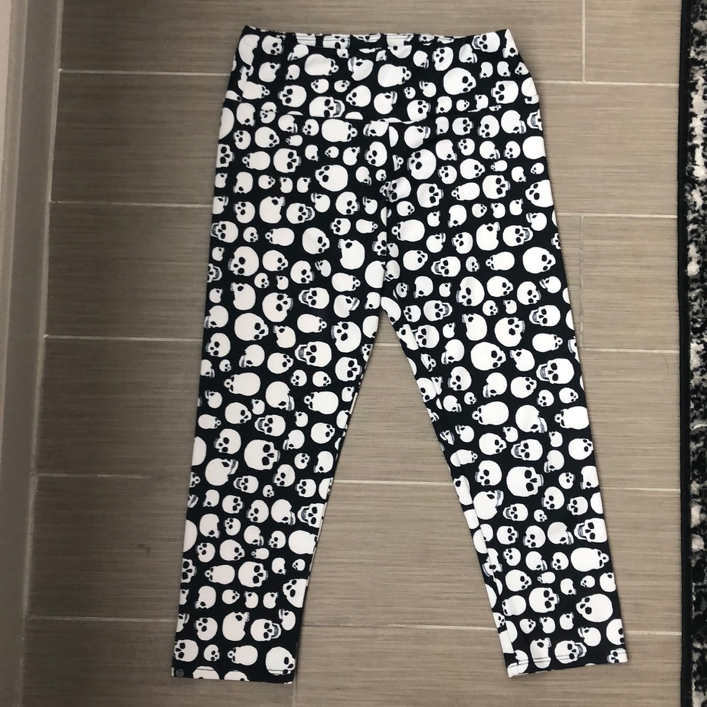 Onzie skull cropped workout pants